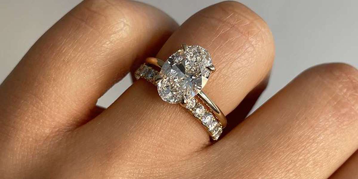 Designed to Dazzle: Oval Engagement Rings in Fine Gold