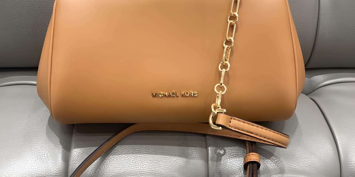 MK 手拿包推薦：Michael Kors 經典款式與 Jet Set Travel 防刮皮革短款錢包選購指南