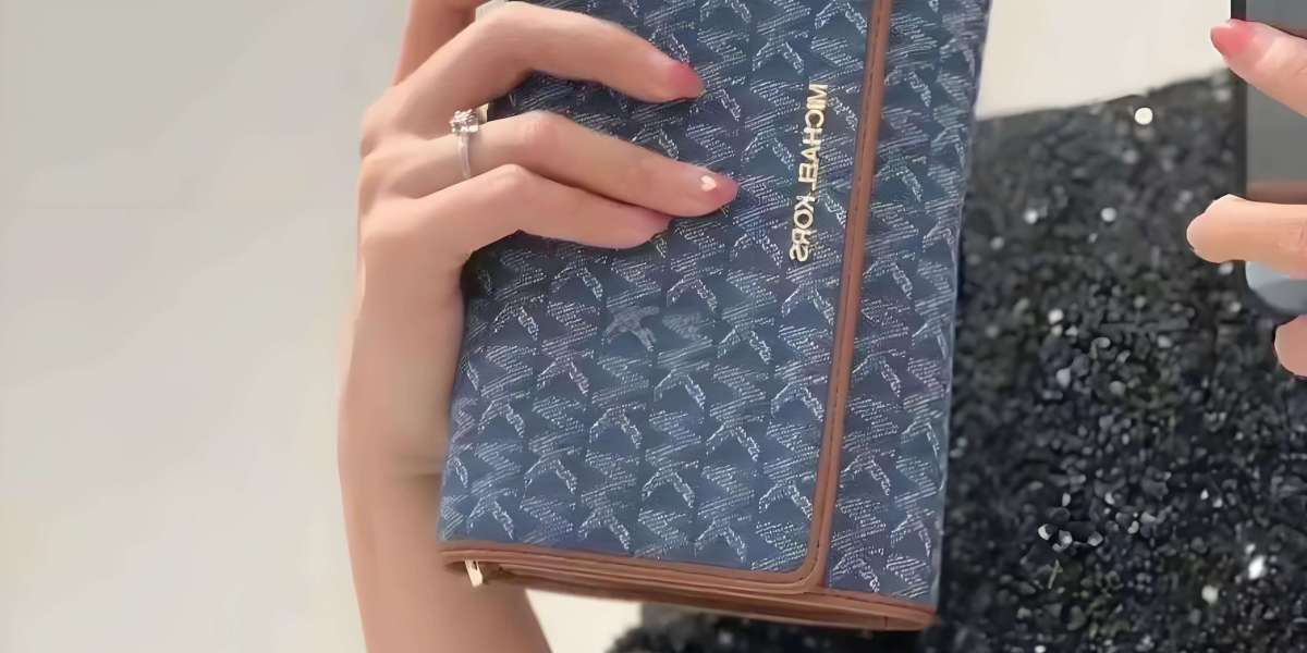 MK 門市人氣款式：三合一、大手拿包與零錢包解析