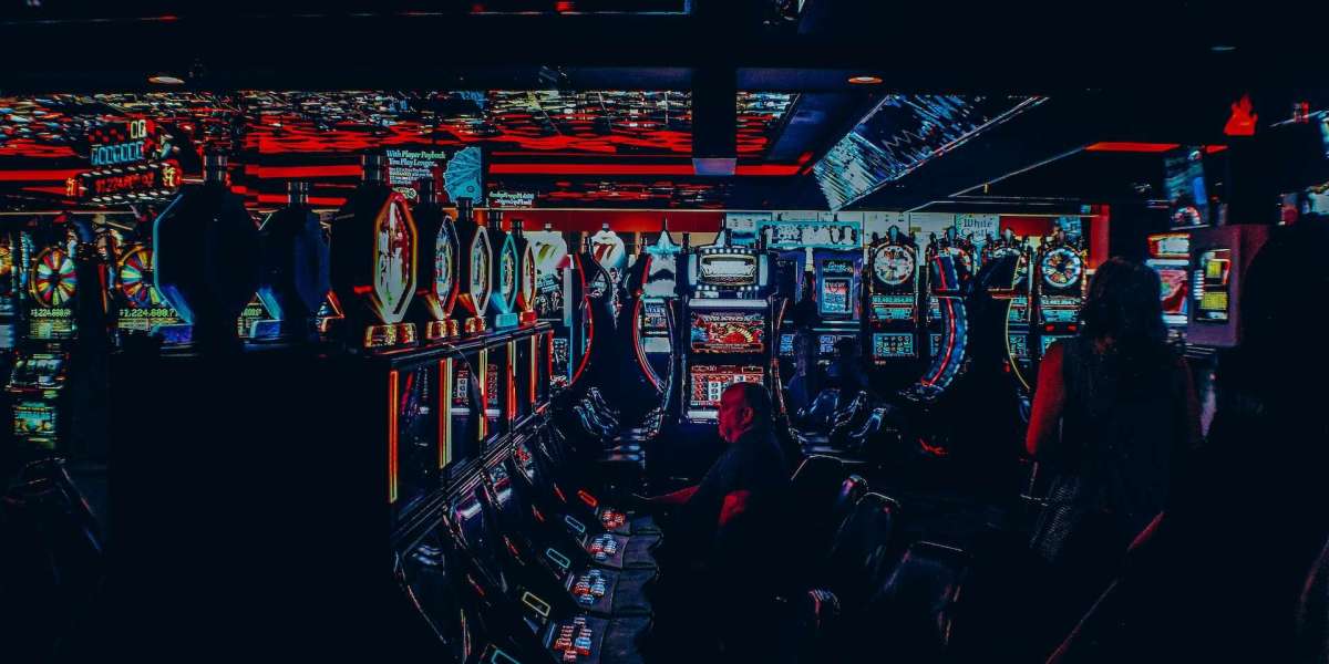 Bezpieczeństwo w kasynach internetowych: Jak zabezpieczyć swoje dane i środki w erze cyfrowej w 2025 roku