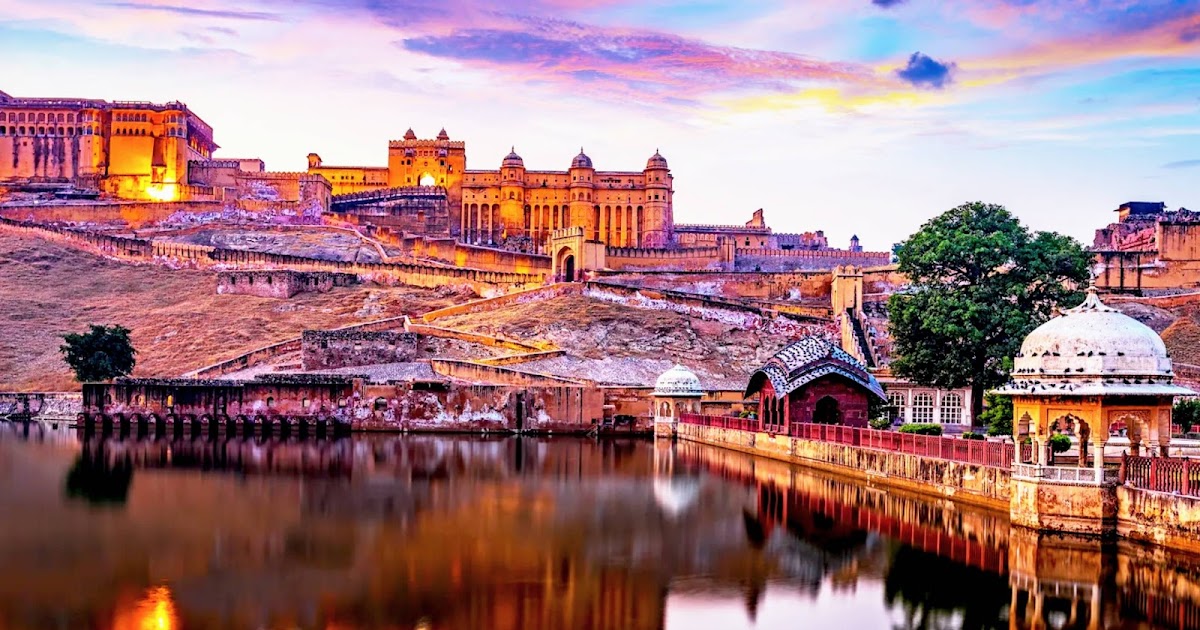 Which places should you definitely visit on a tour of Jaipur city?